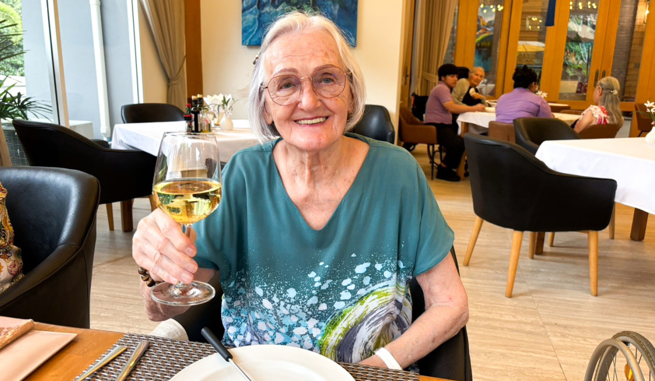 Resident dining in the restaurant at Vivobene assisted living and nursing home