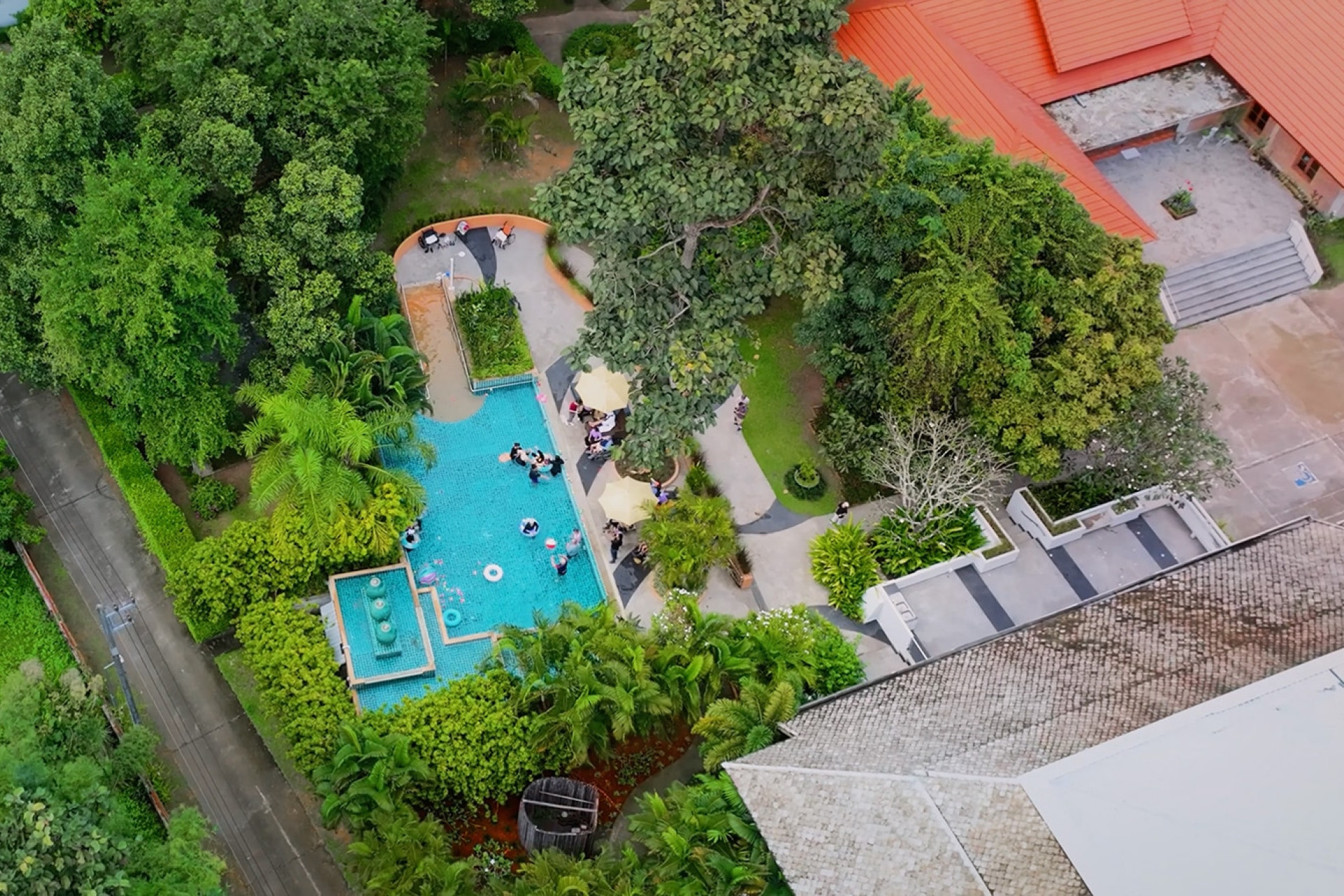 Pool und tropische Gartenanlage von Vivobene aus der Vogelperspektive